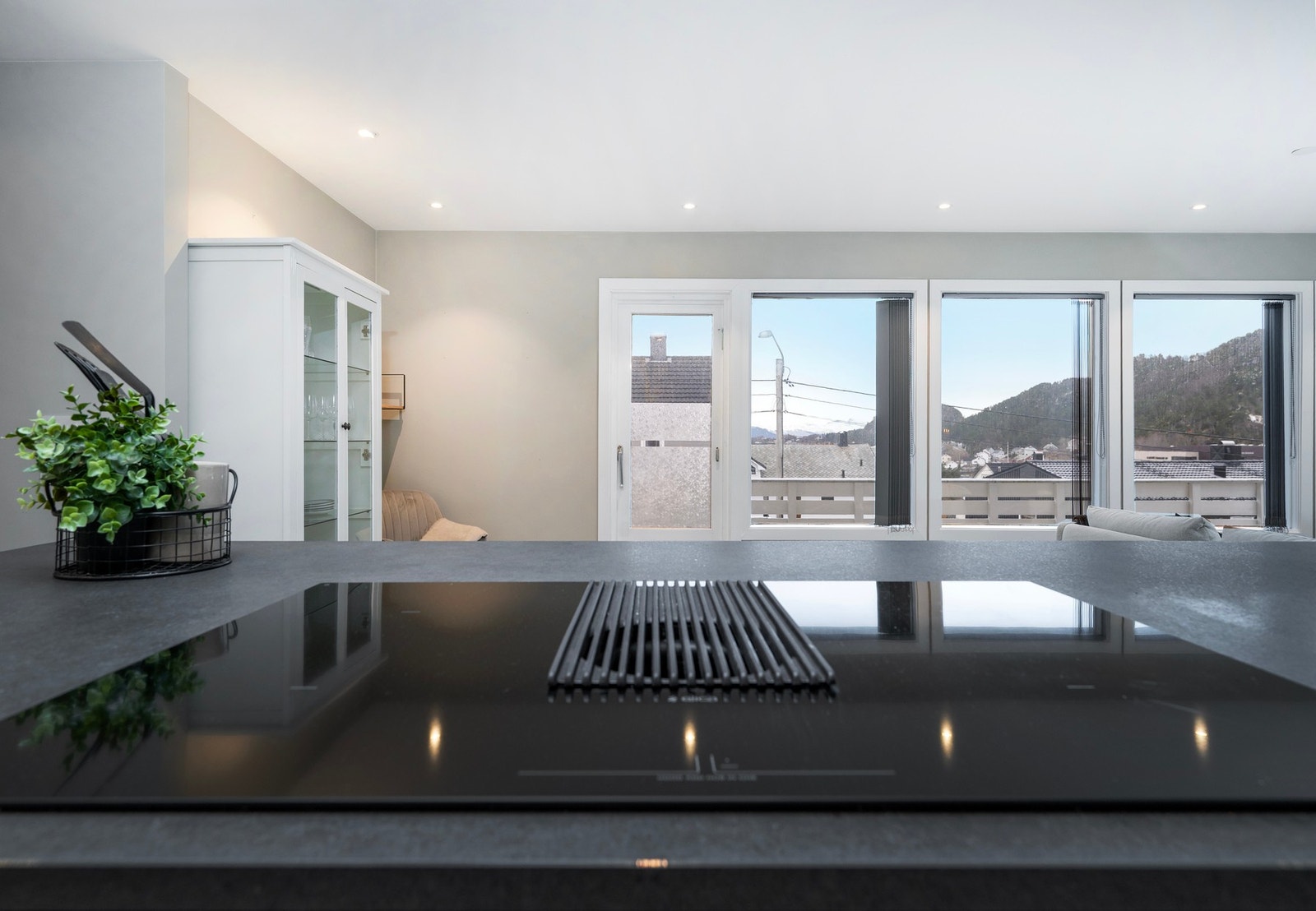 Praktisk kjøkkenøy med integrert ventilator. Galleribilde