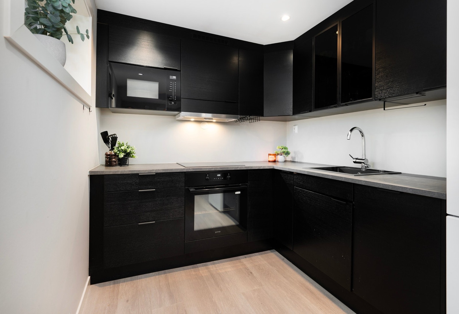 Kjøkken har hovedsaklig integrerte hvitevarer - etasjen er ikke godkjent for varig opphold. Galleribilde