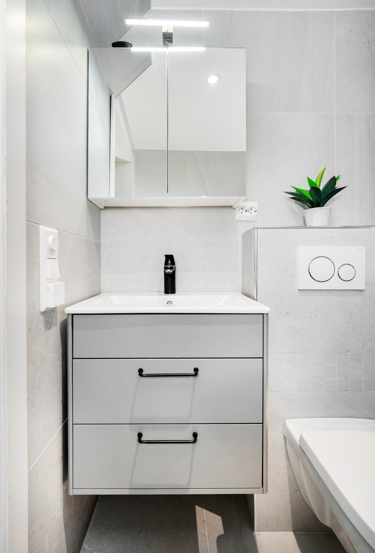 Innredning med to skuffer og speilskap - etasjen er ikke godkjent for varig opphold. Galleribilde