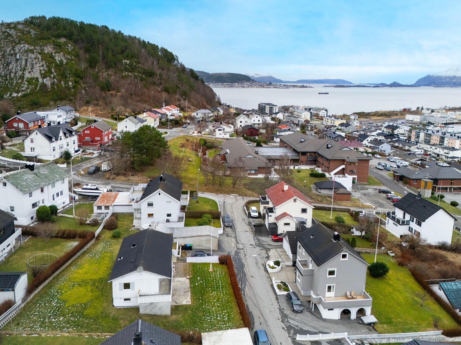 I nærområdet finer du både barnehage, skoler, dagligvare og flotte turmuligheter. Galleribilde