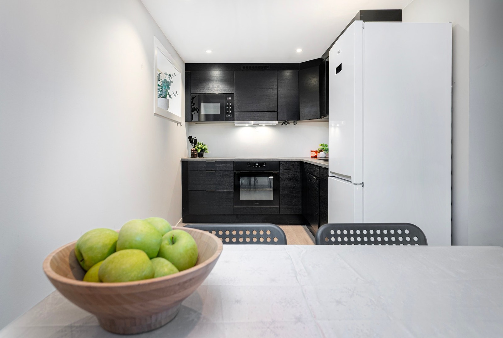 Tidsriktig kjøkken fra Epoq med glatte fronter - etasjen er ikke godkjent for varig opphold. Galleribilde