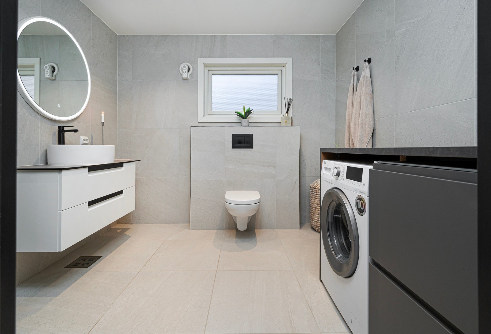 Lekkert flislagt bad med opplegg for vaskemaskin. Badet er oppusset i 2022. Galleribilde