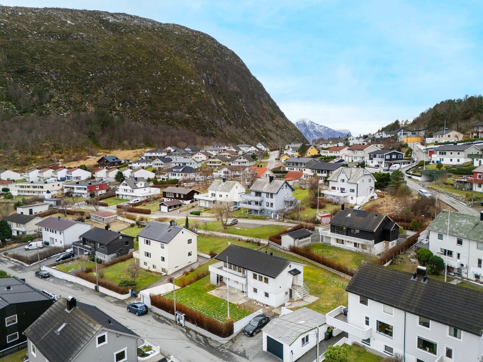 Boligen ligger i et attraktiv og sentralt område i Skarbøvika med kort vei til det meste. Galleribilde