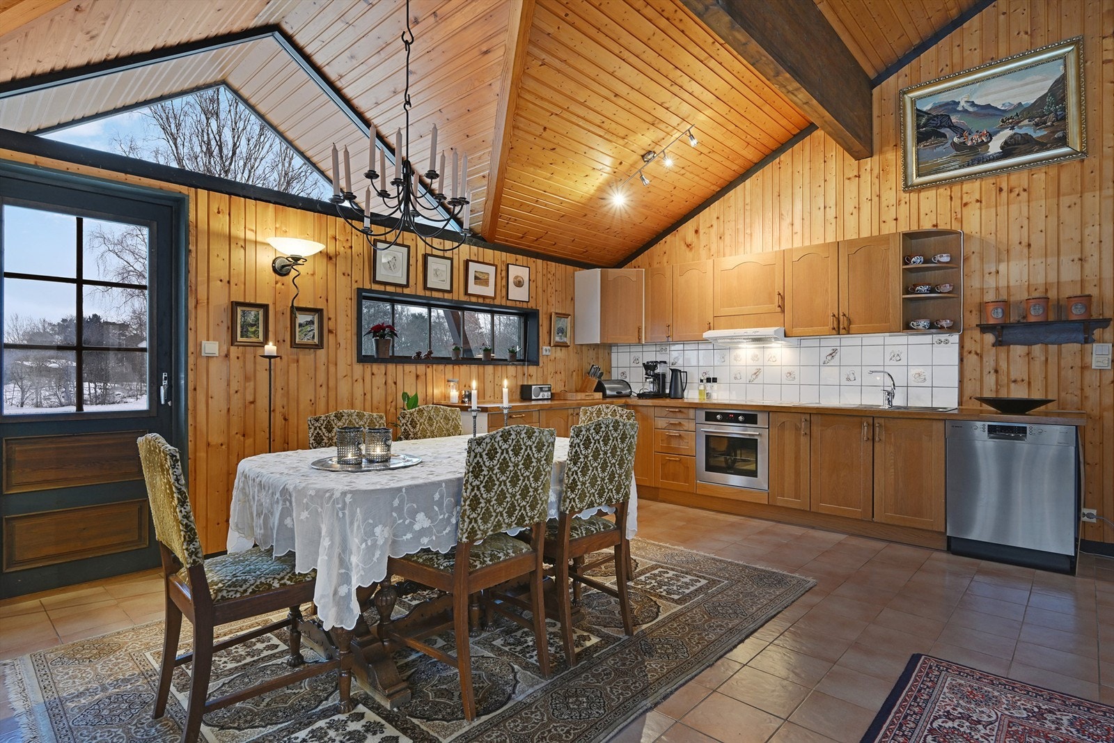 kjøkkenet har innredning med profilerte fronter og heltre benkeplate, samt avsatt plass til oppvaskmaskin. Galleribilde