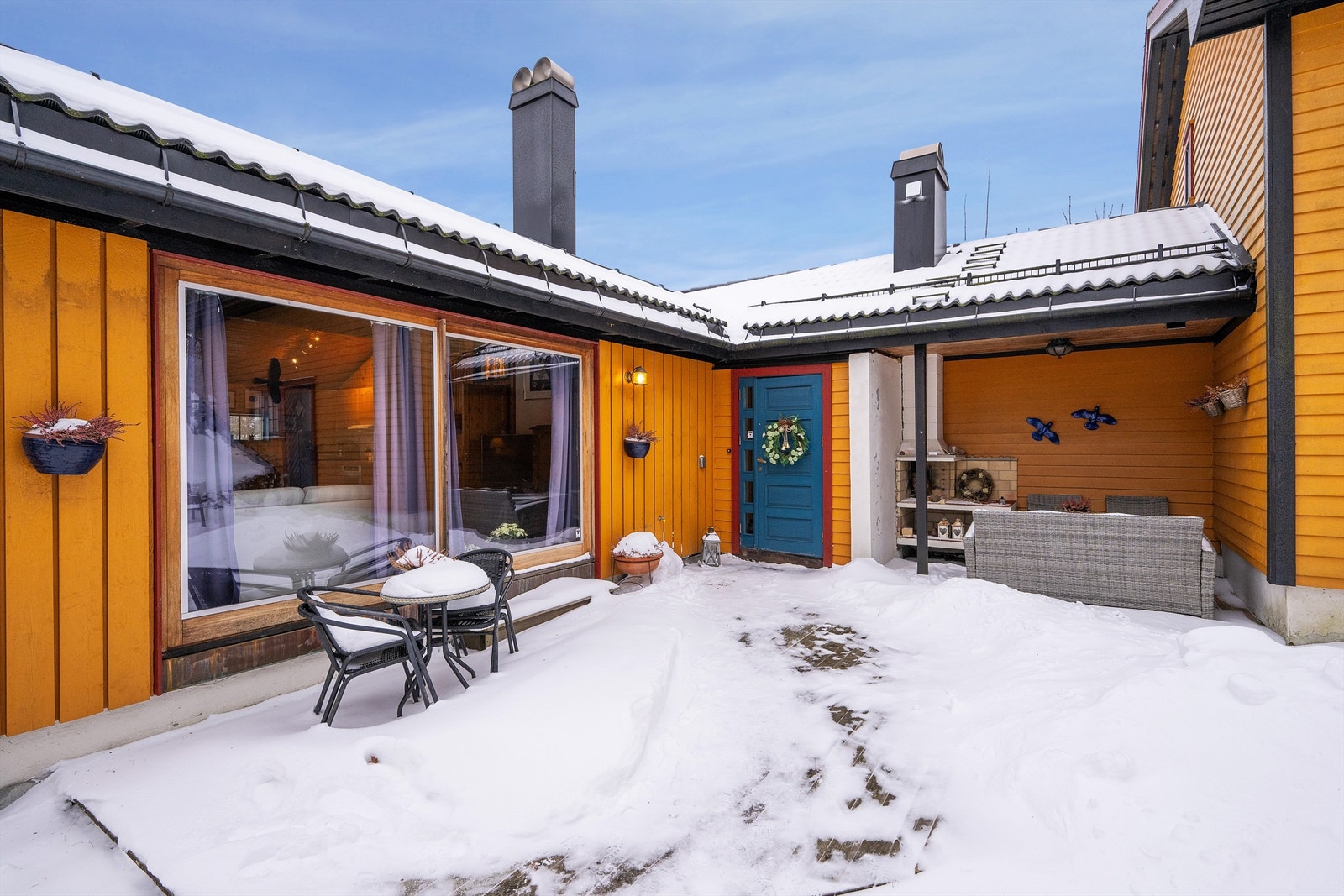 Fra stuen er det utgang til en lun og privat markterrasse mot vest på ca. 28 kvm - et herlig sted å nyte solen til ca. 19.00. I tillegg er det utgang til en balkong på ca. 5 kvm fra samme del av huset. Galleribilde