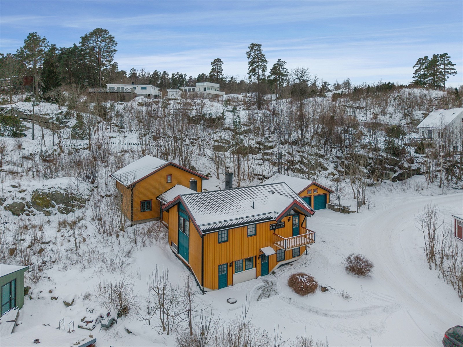 Alt i alt er dette en innholdsrik og fleksibel eiendom med mange muligheter, flott beliggenhet og gode uteplasser - et hjem som passer perfekt til barnefamilier! Galleribilde