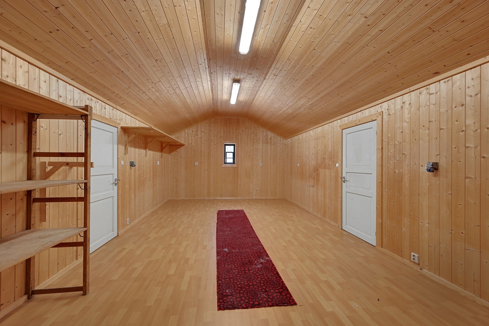 Loftet er innredet og består av et hobbyrom samt to lagerrom - ideelt for både kreative aktiviteter og ekstra oppbevaringsplass. Galleribilde