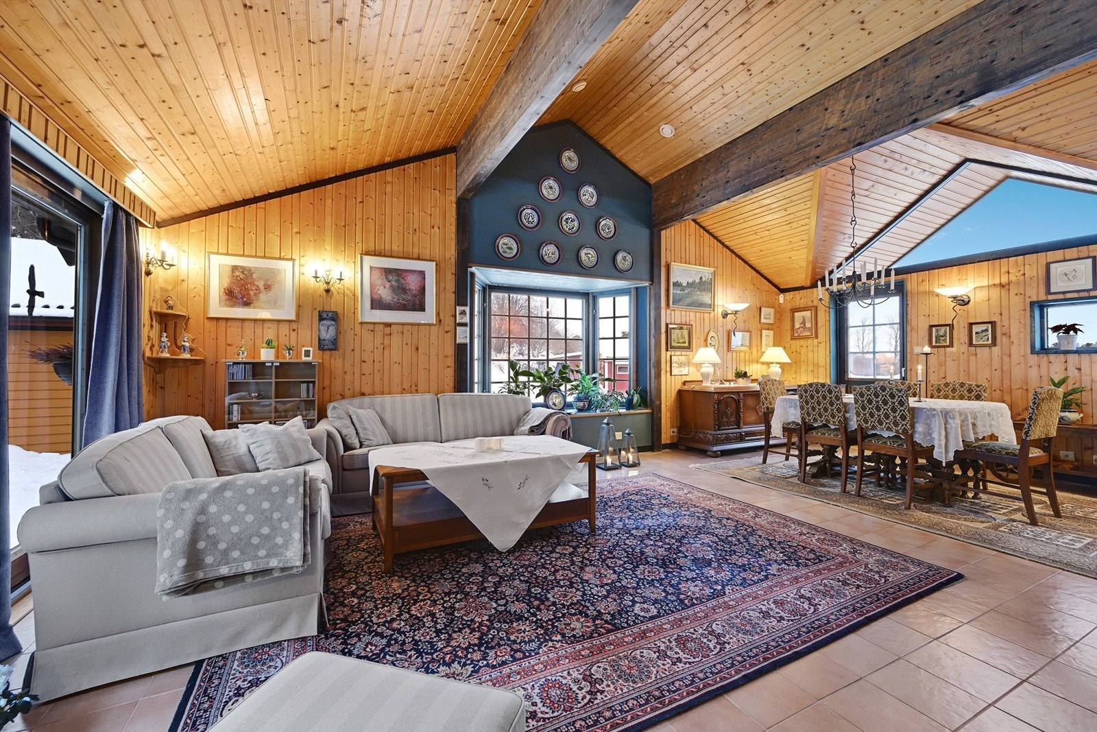 Boligen byr på en familievennlig planløsning med flotte oppholdsrom, god takhøyde og deilige uteplasser. Galleribilde