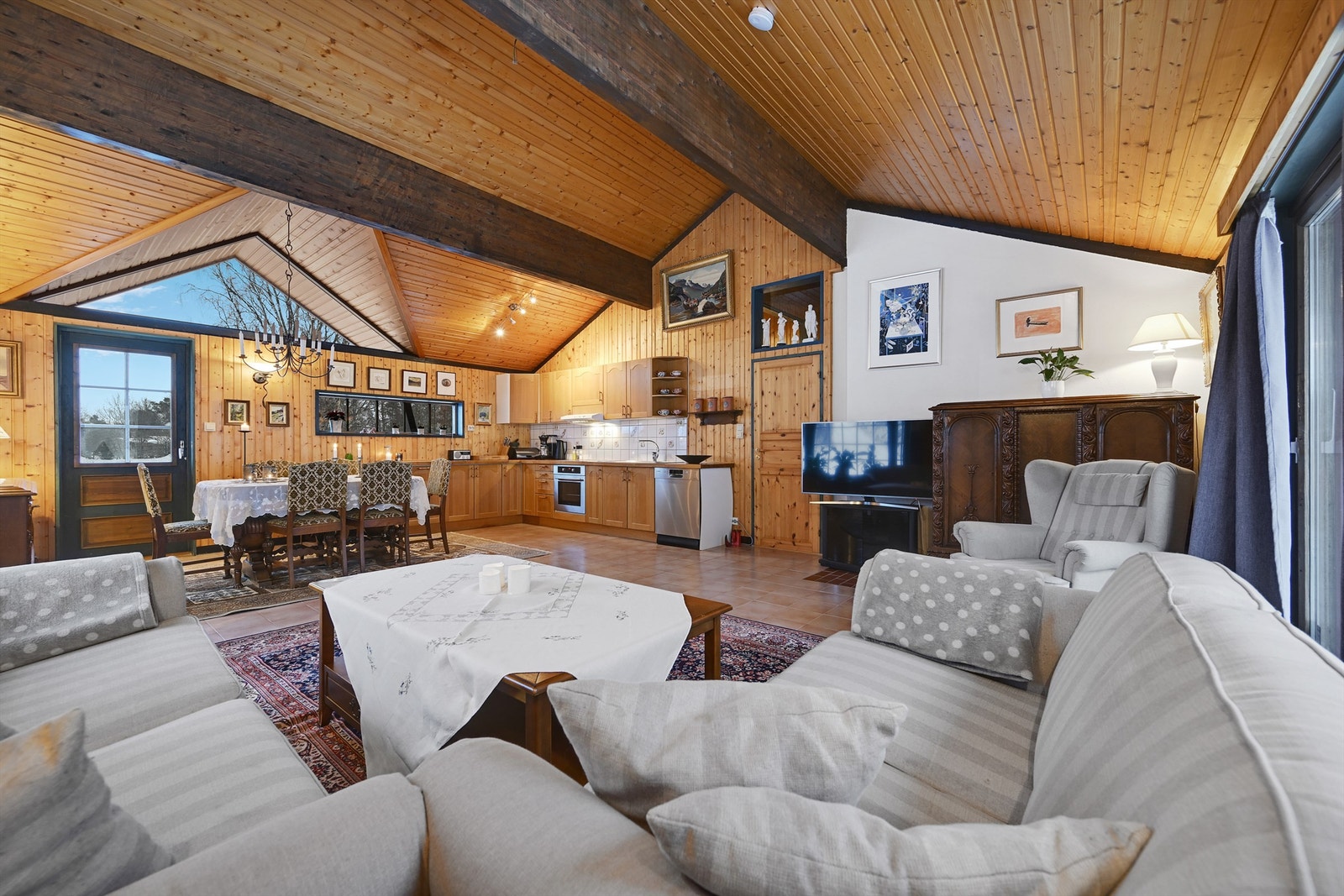 Et fantastisk, åpent oppholdsrom med stue og kjøkken i åpen løsning. Galleribilde