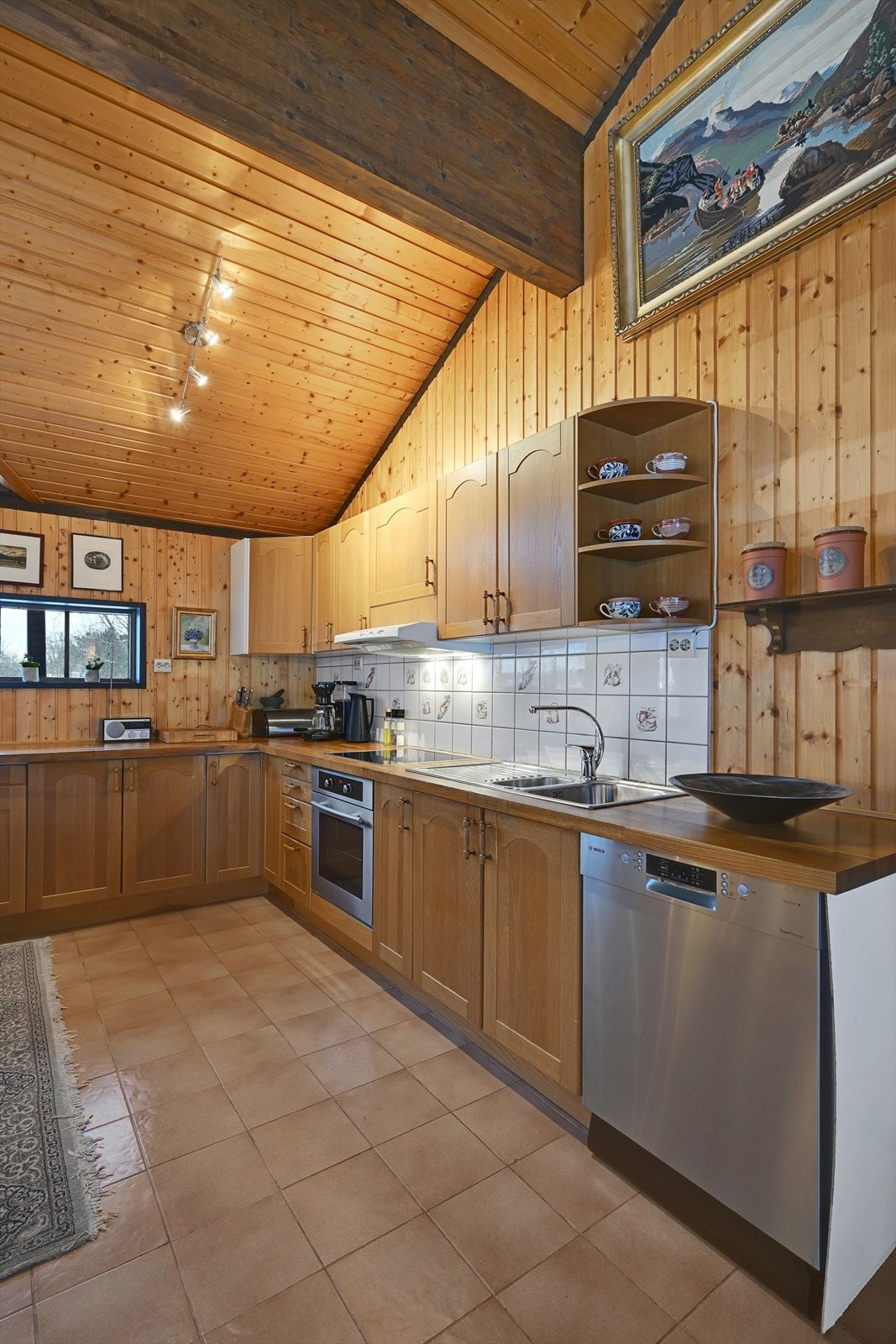 Av integrerte hvitevarer medfølger induksjonstopp og stekeovn. Galleribilde