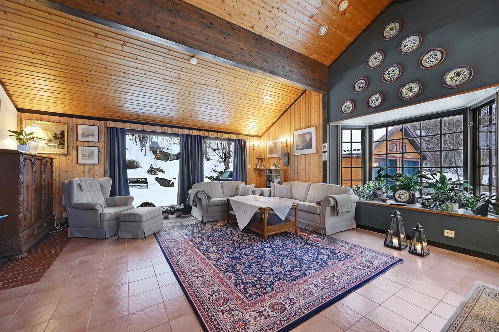 Fra stuen er det utgang til en lun og privat markterrasse mot vest på ca. 28 kvm - et herlig sted å nyte solen til ca. 19.00. I tillegg er det utgang til en balkong på ca. 5 kvm fra samme del av huset. Galleribilde