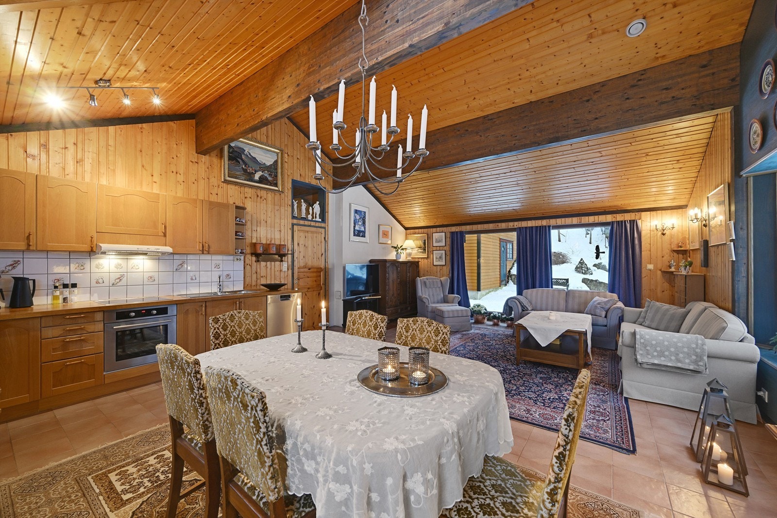 Den gode takhøyden under store deler av denne etasjen skaper en luftig og romslig atmosfære, og gir boligen et spennende arkitektonisk uttrykk. De unike vinduene vender ut mot frodige og naturskjønne omgivelser, og slipper naturen og lyset vakkert inn. Galleribilde