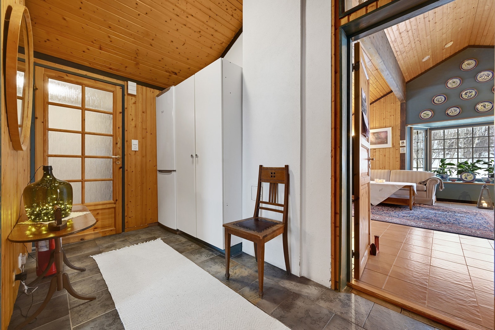 Hovedetasjen ønskes velkommen via et vindfang som leder videre inn til en mellomgang og videre til boligens hjerte. Galleribilde