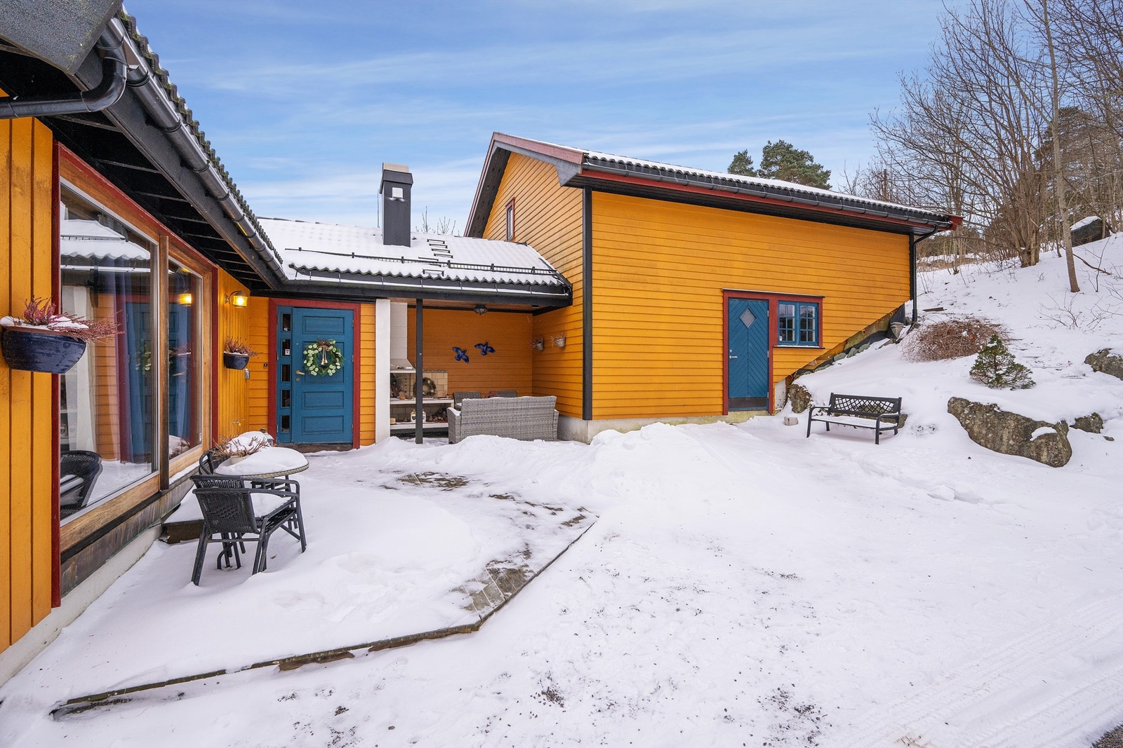 Eiendommen er matrikkelført som tomannsbolig, men fremstår i dag som en romslig og attraktiv enebolig med egen utleiedel. Denne leiligheten er ikke godkjent som separat boenhet. Galleribilde