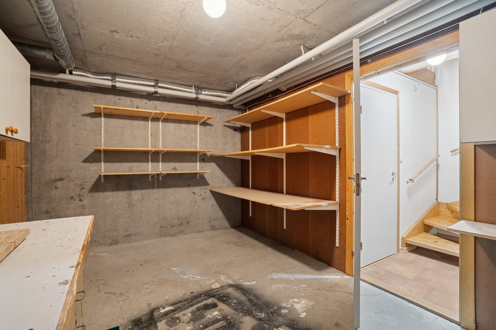 I kjelleren har man to boder som gir svært god lagringsplass. Galleribilde