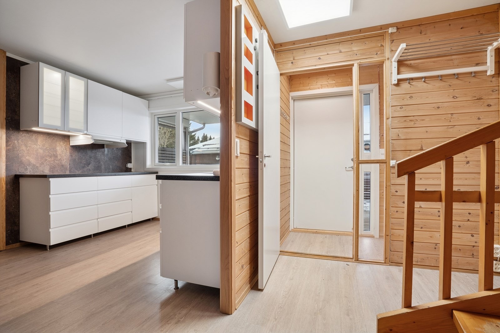 Man ønskes velkommen inn i en entré som fører videre inn til en romslig gang hvor man har god plass til å henge fra seg yttertøy og sko. Galleribilde