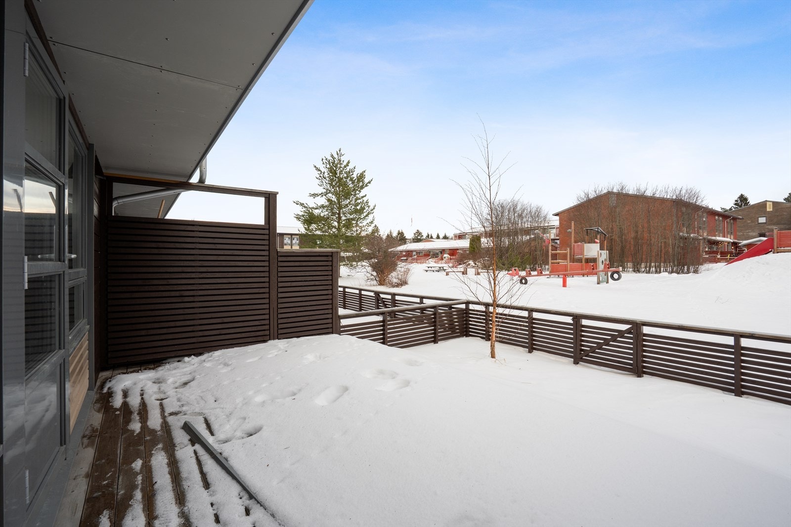 Stor terrasse hvor man har god plass til å møblere med både sittegruppe og grill. Her kan man nyte fine sommerdager! Galleribilde