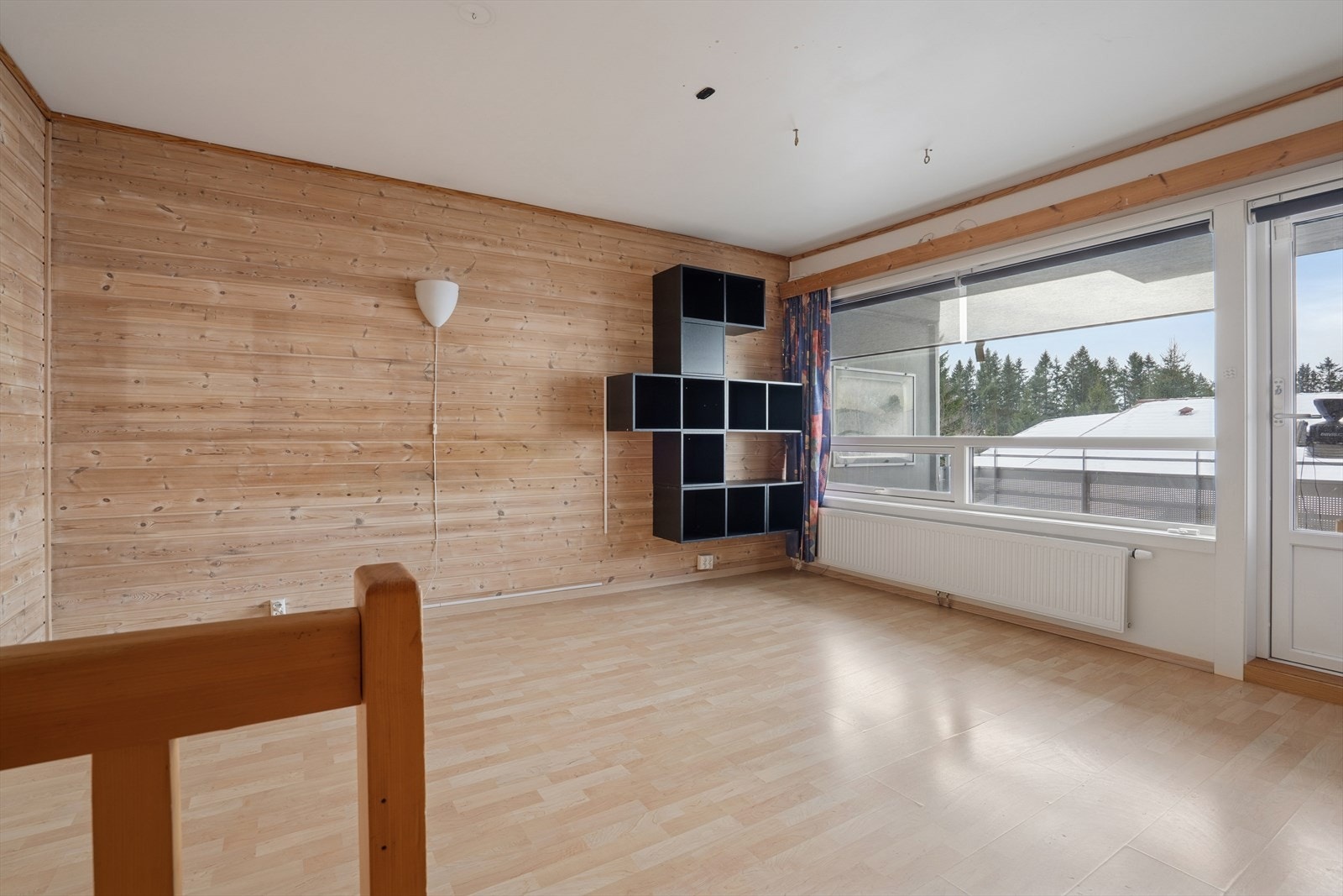 Følger man trappen opp til boligens andre etasje finner man en romslig stue med store vindusflater som gir rikelig med naturlig lys. Her har man god plass til å møblere med sofagruppe. Galleribilde