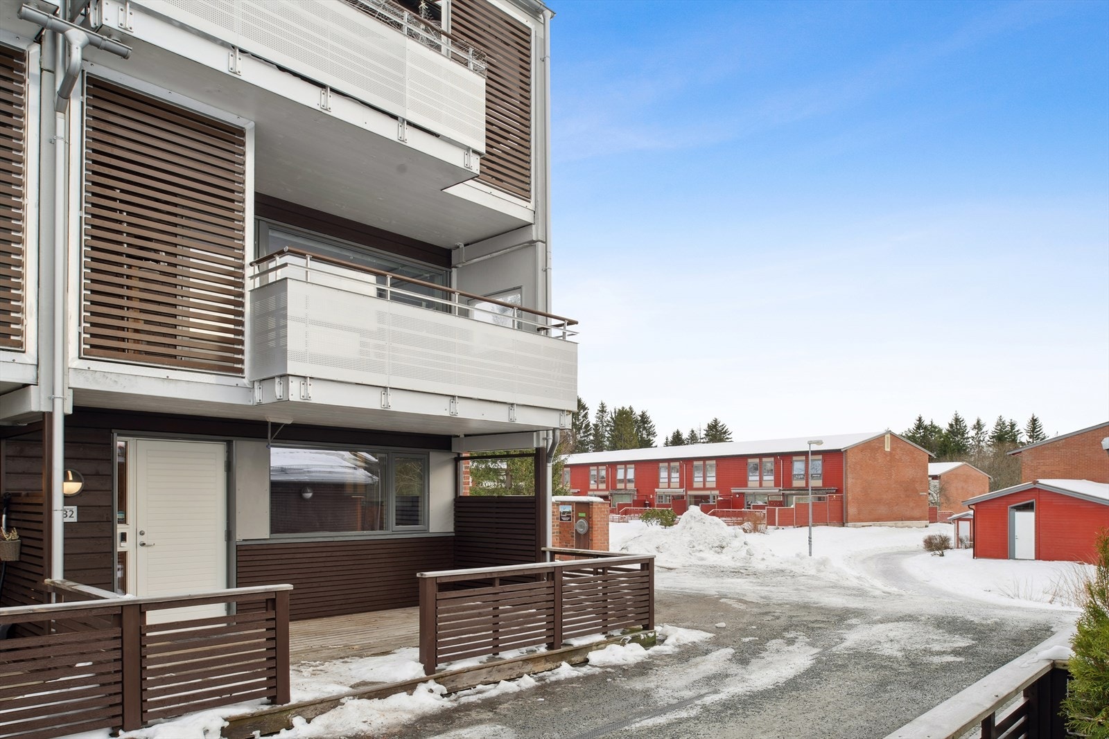 Leiligheten har tilkomst via bakkeplan og har i tillegg kjeller og andre etasje. Galleribilde