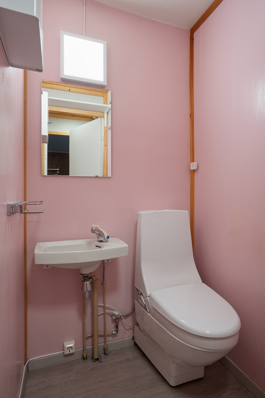 Toalettrommet er også innredet med belegg på gulv og er ellers utstyrt med toalett og enkel servant. Galleribilde