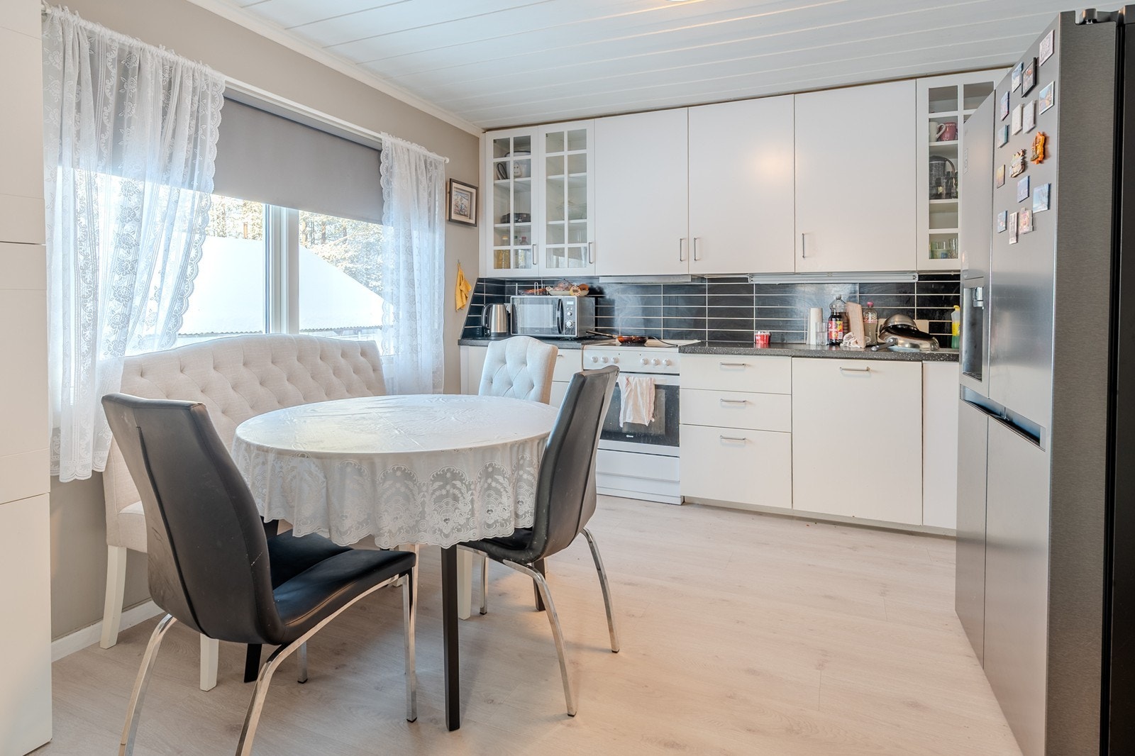 Nyere, stilrent kjøkken Galleribilde