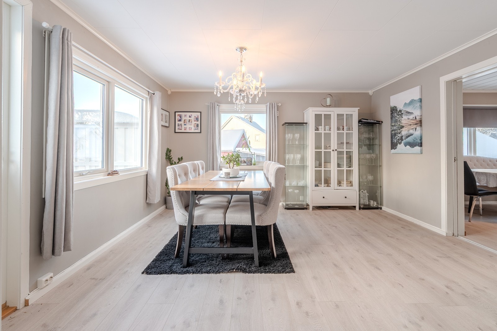 Koselig spisestue ved kjøkkenet Galleribilde