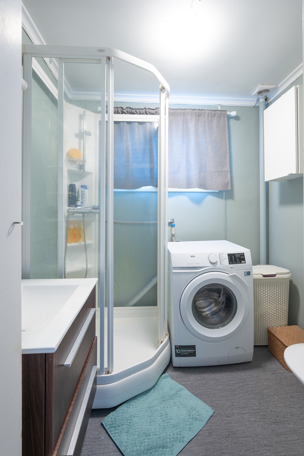 Wc, stilren innredning, dusjkabinett og opplegg for vaskemaskin Galleribilde