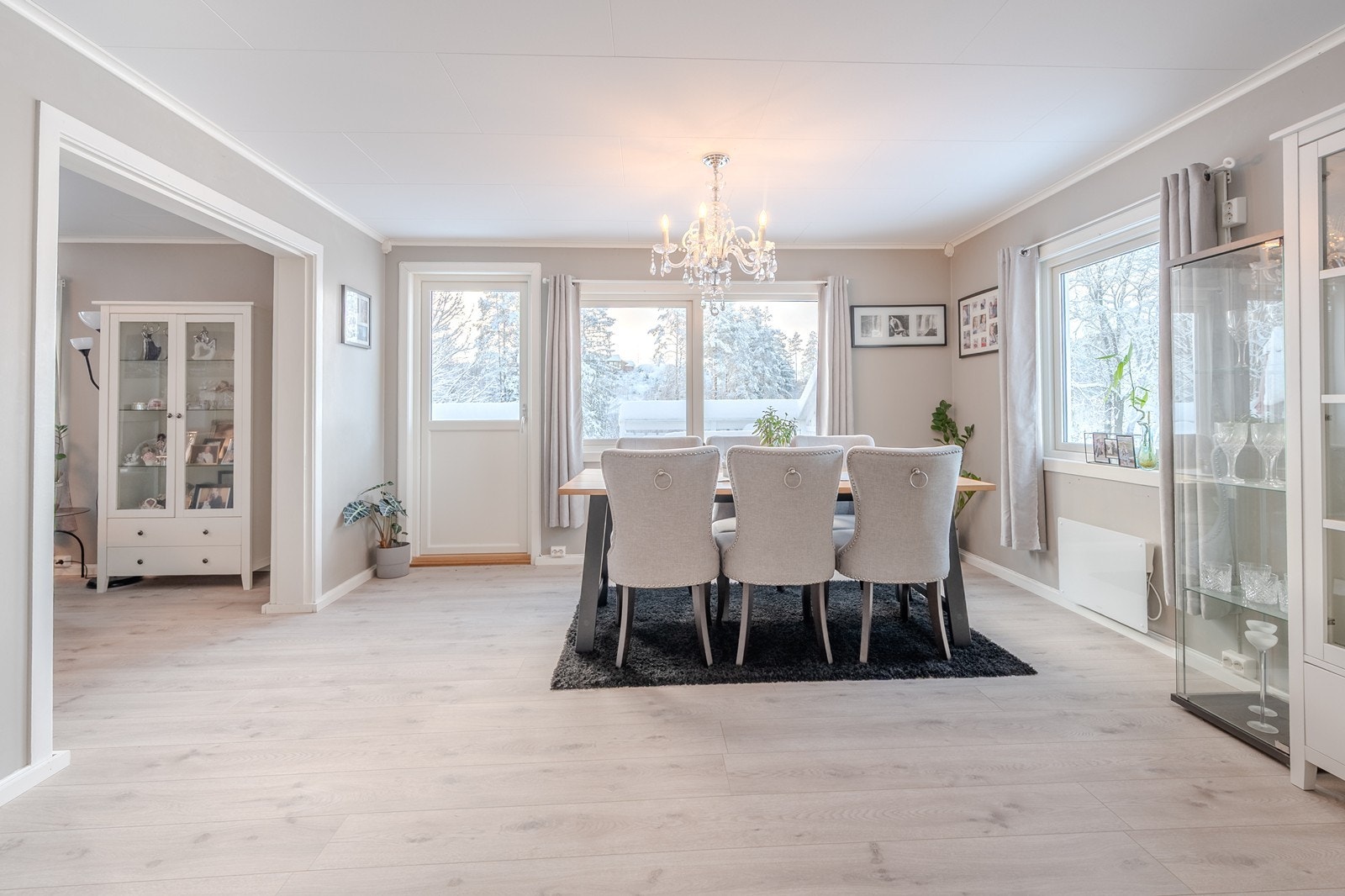 Nyere laminatgulv, malte flater og utgang til veranda Galleribilde