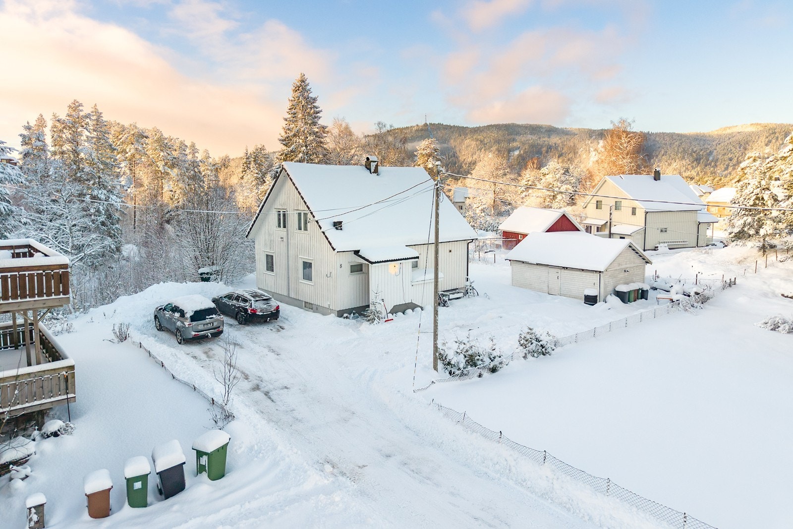 Godt med parkeringsplasser på egen gårdsplass Galleribilde