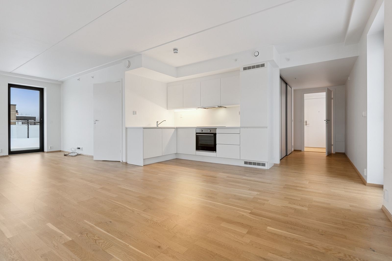 Kjøkken i åpen løsning med stue. Galleribilde