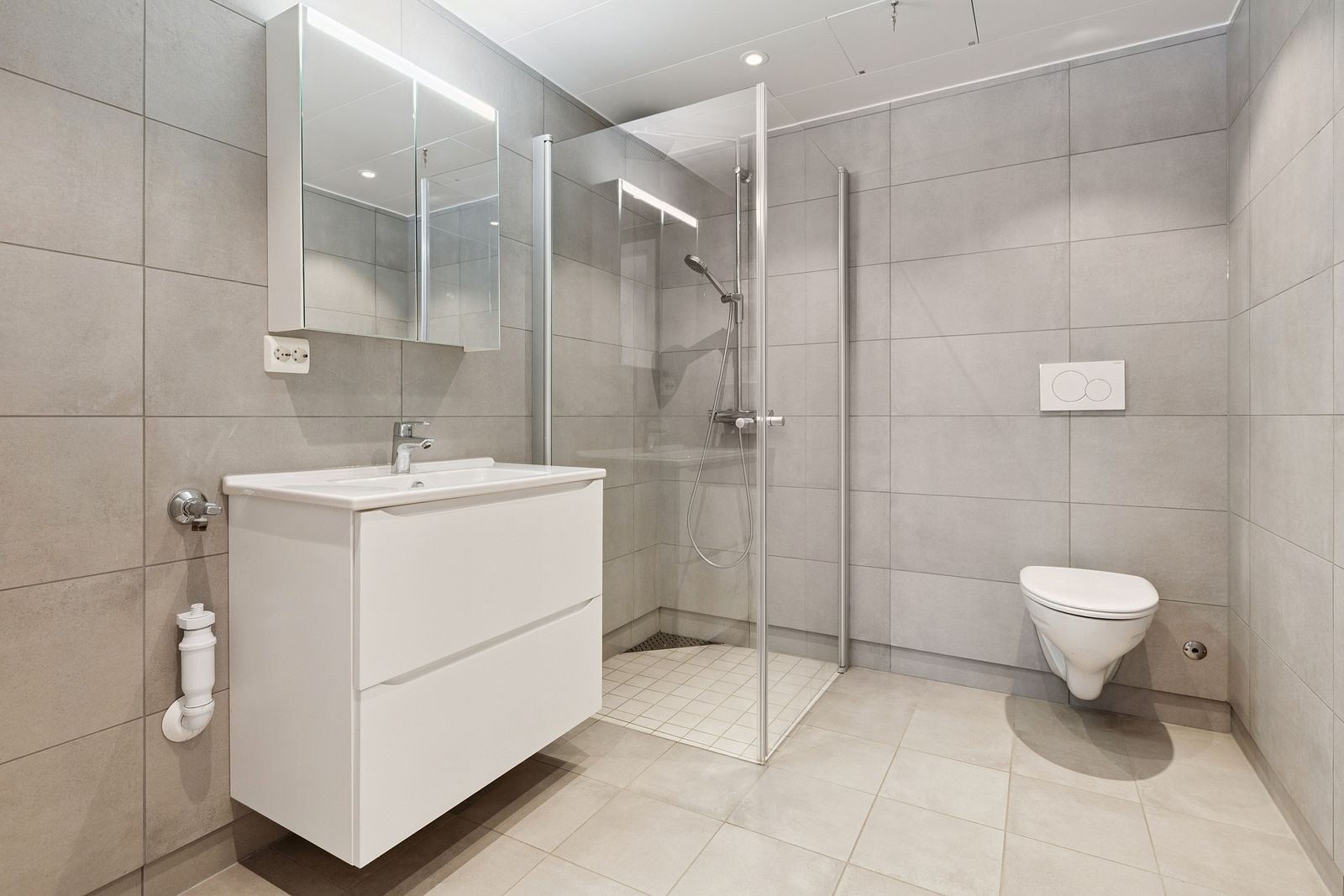 Moderne og romslig bad. Galleribilde