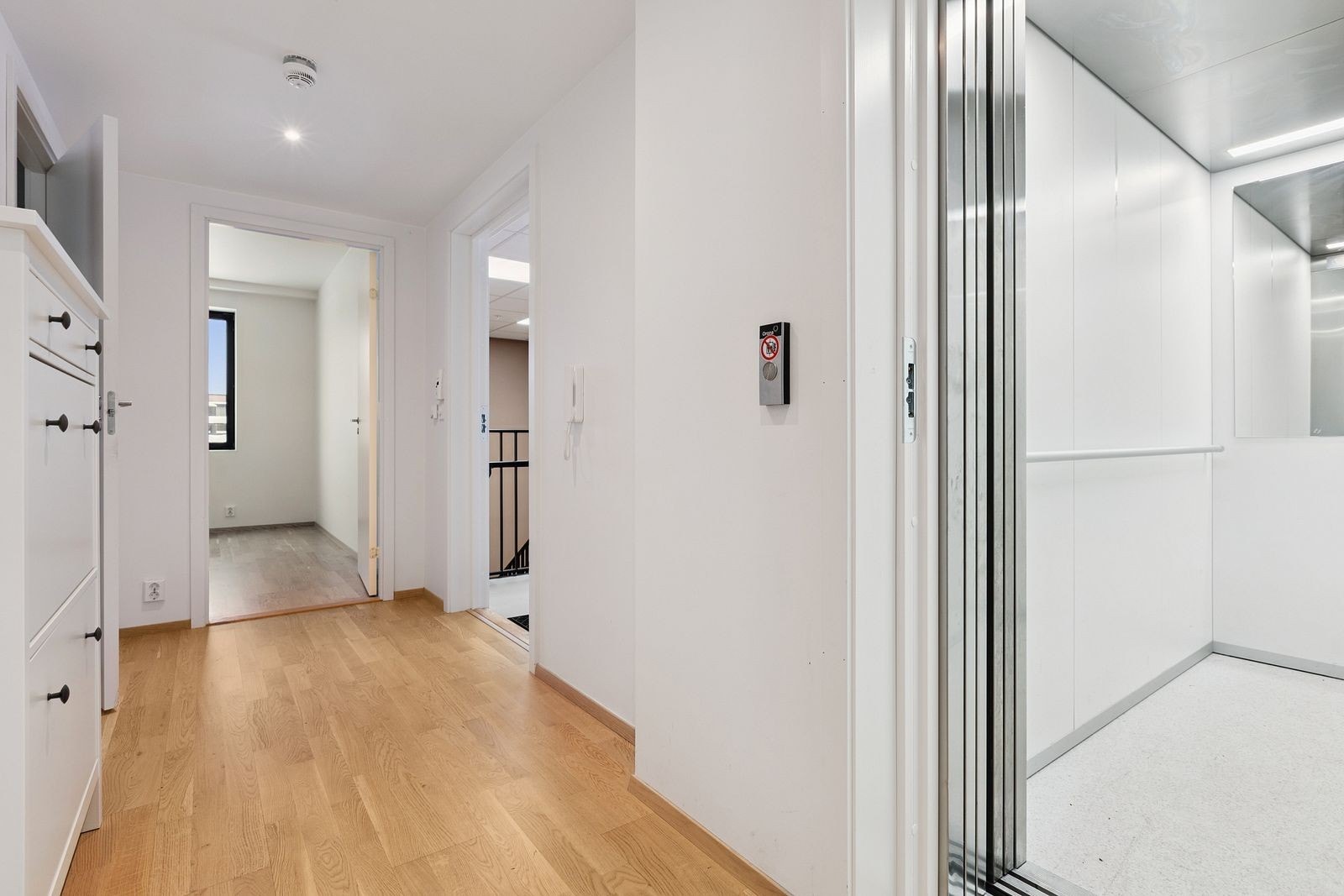 Leiligheten befinner seg alene i 5.etasje med heis rett inn i entrè. Galleribilde
