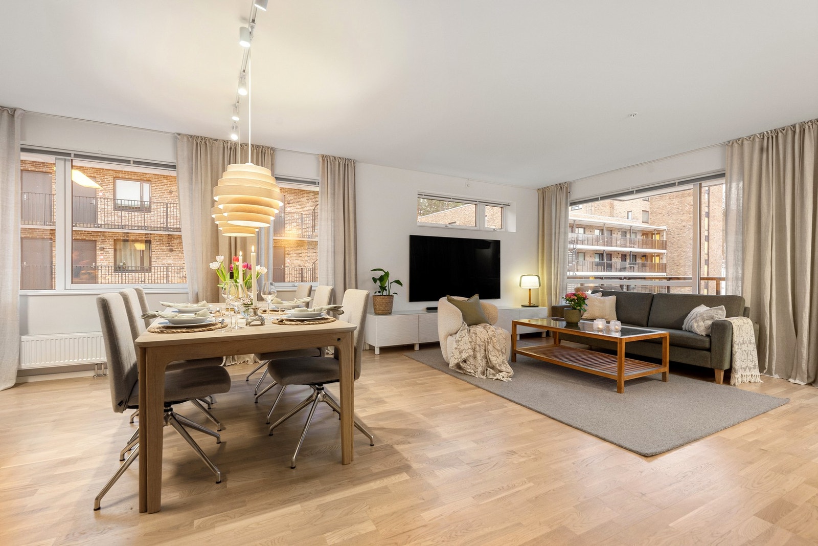 Lyst og luftig oppholdsrom med stue, spisestue og kjøkken Galleribilde