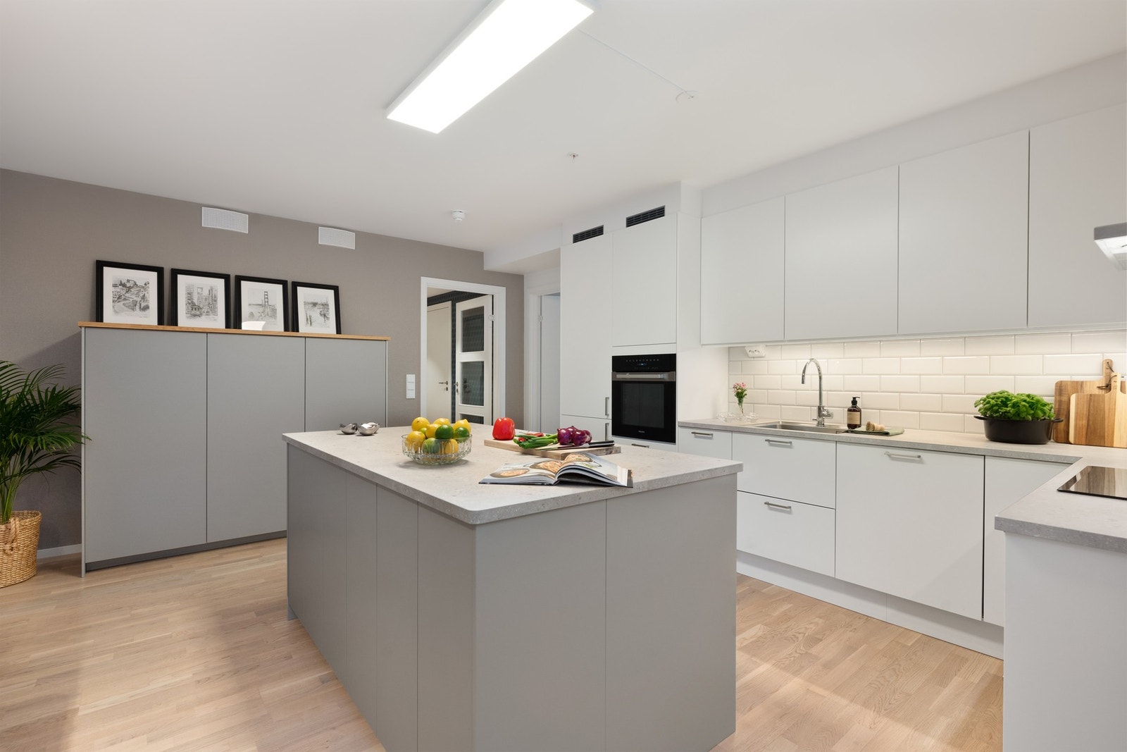 Praktisk innredet med meget god skap- og benkeplass Galleribilde