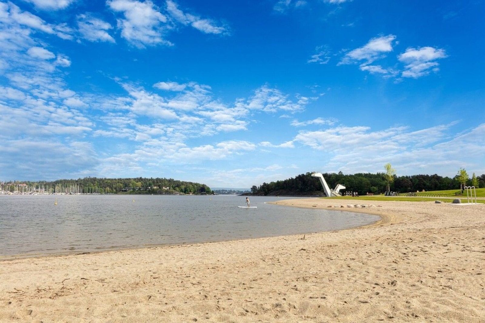 Om sommeren er det kort avstand til flere flotte badestrender Galleribilde