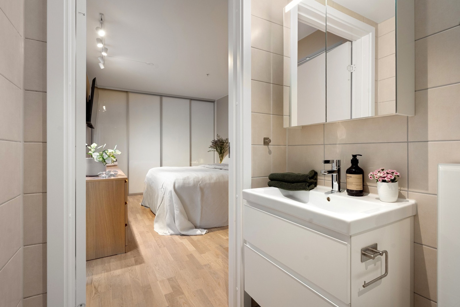 Eget bad i tilknytning til hovedsoverom Galleribilde