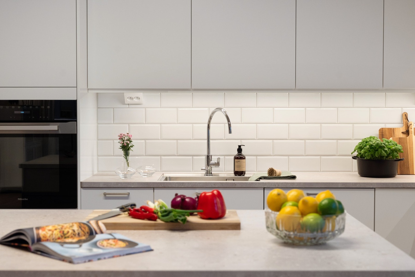 Oppgradert med kjøkkenøy, veggskap og nye Miele hvitevarer (unntatt koketopp) Galleribilde