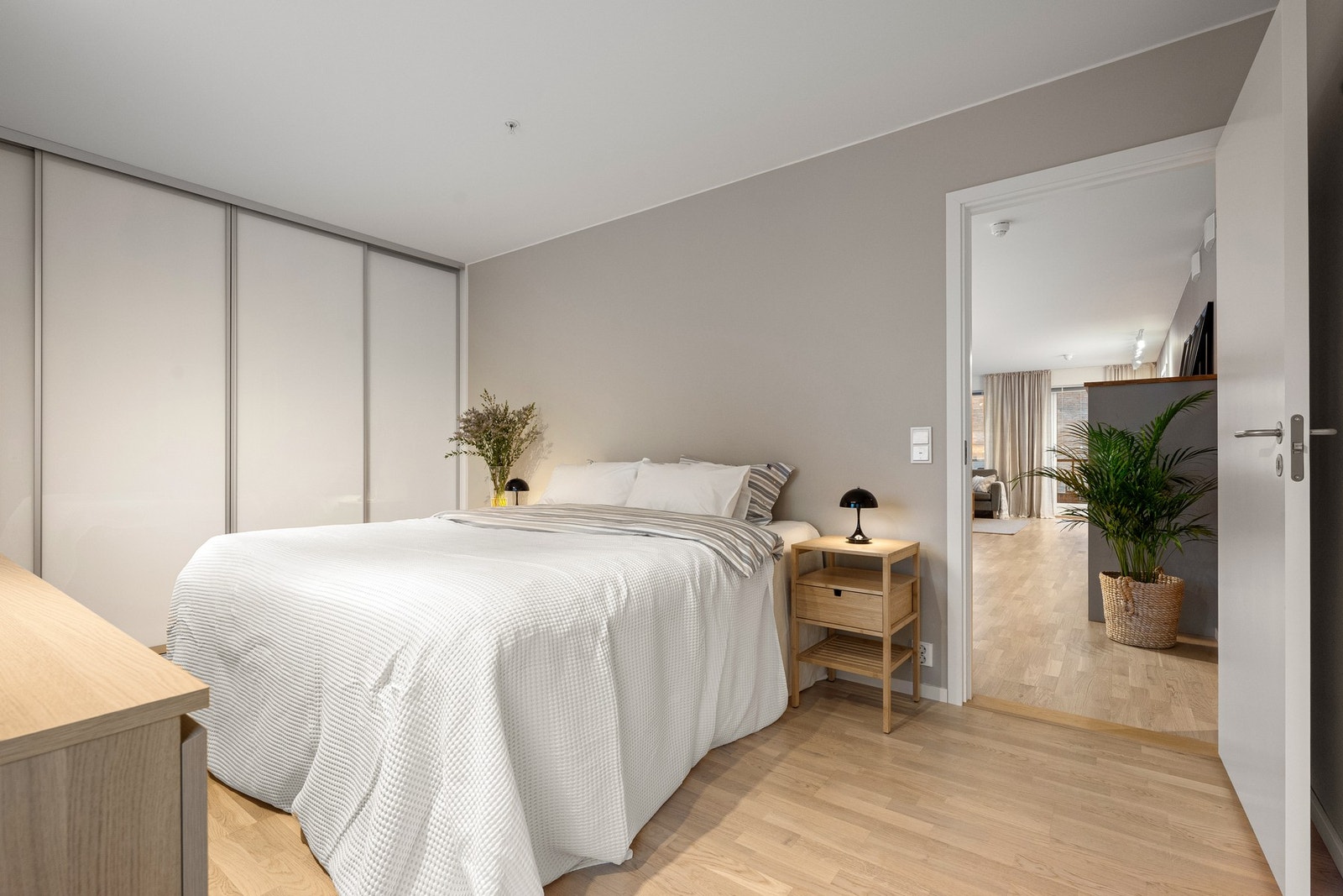 Hovedsoverom med skyvedørsgarderobe Galleribilde