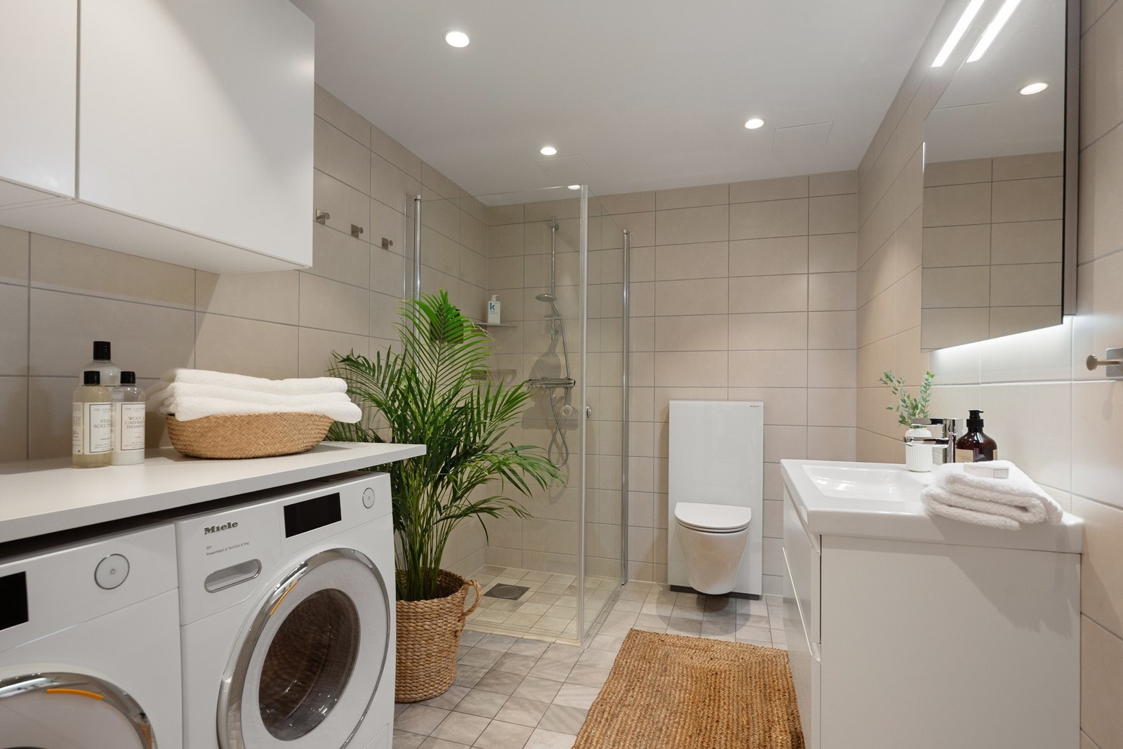 Tidsriktig og delikat bad med vaskeavdeling Galleribilde