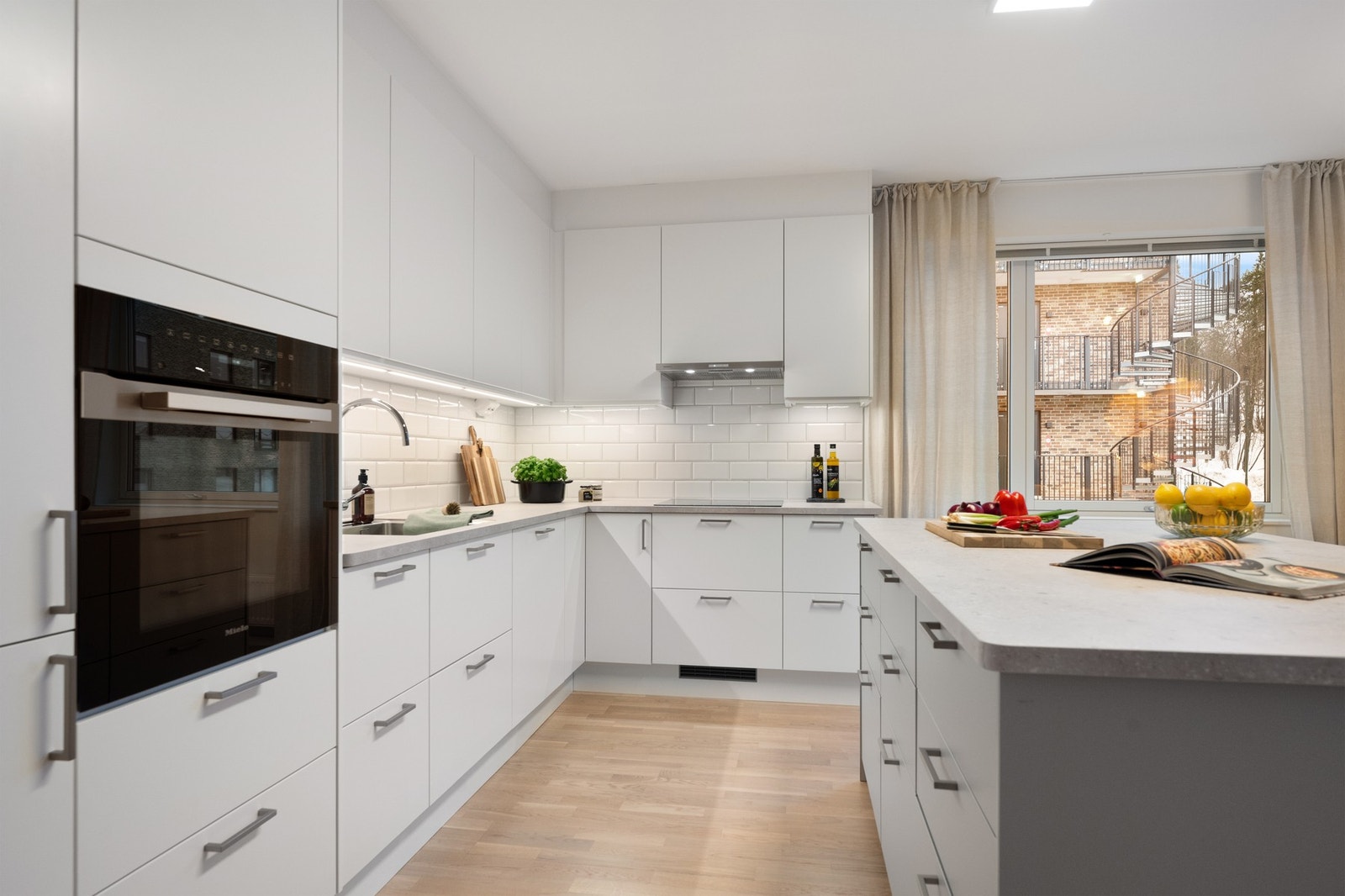 Stilren innredning med integrerte hvitevarer Galleribilde