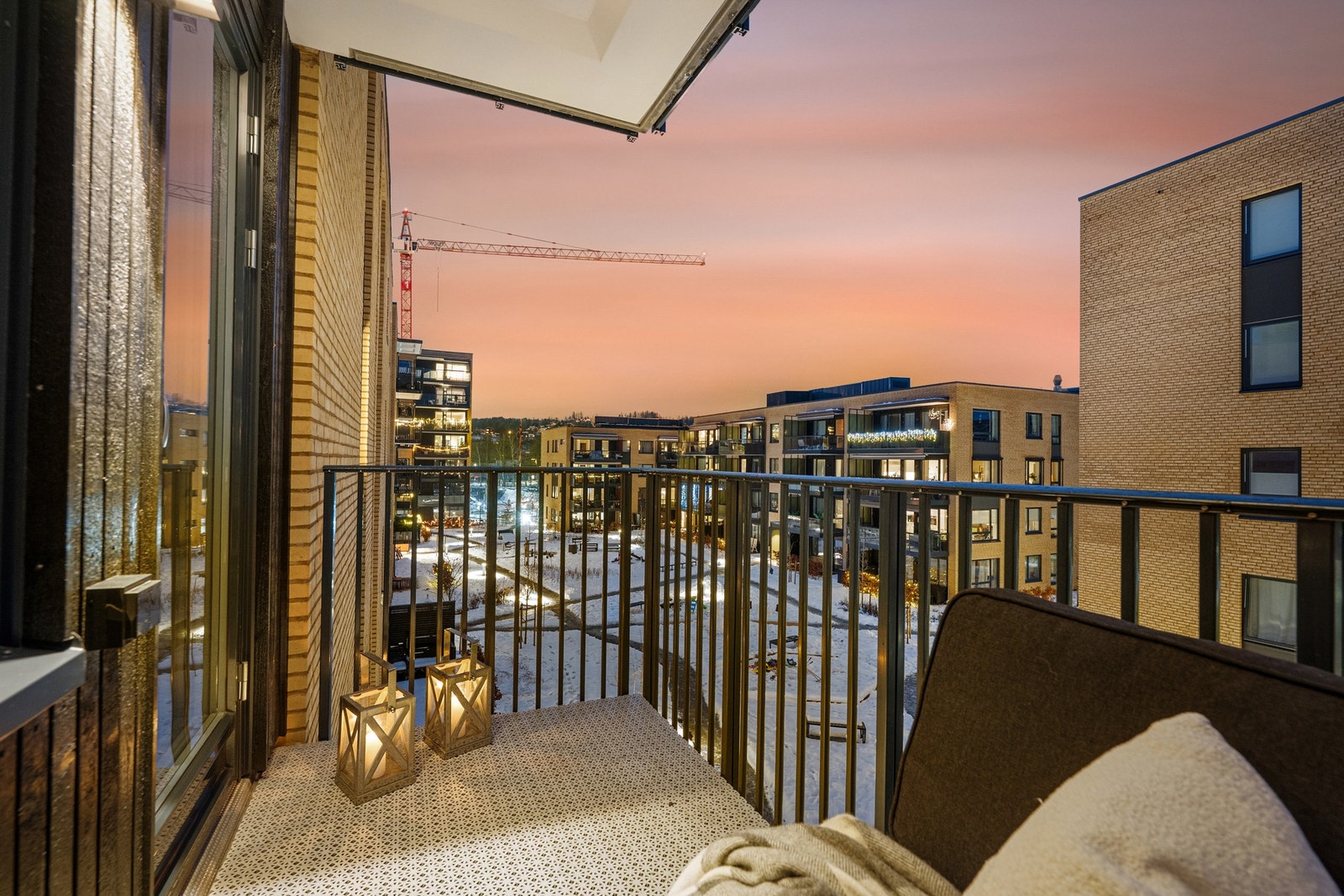 En hyggelig uteplass med morgen- og formiddagssol Galleribilde