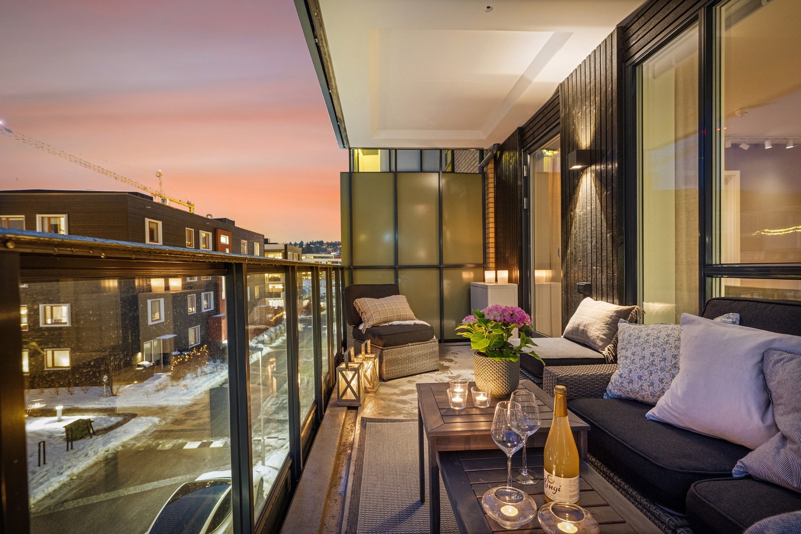 Sydvestvendt balkong (11 m²) ut fra stue Galleribilde