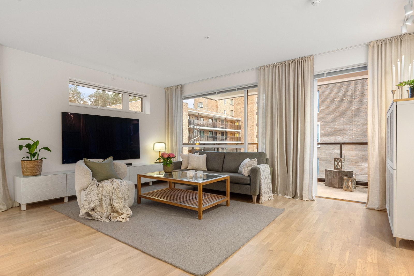 Vinduer på tre sider gir mye dagslys Galleribilde