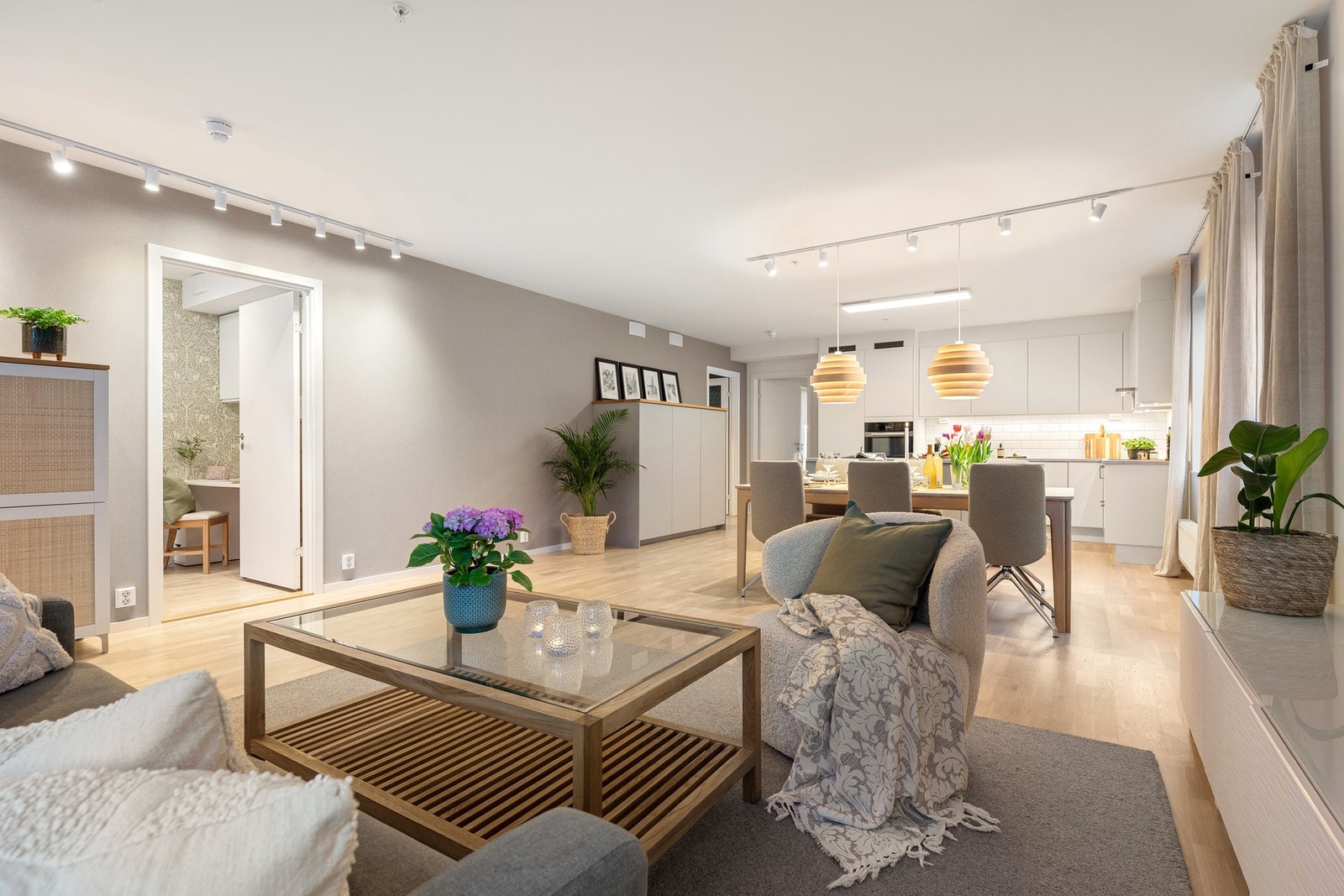 Smakfullt innredet med tapet, belysning og gardiner Galleribilde