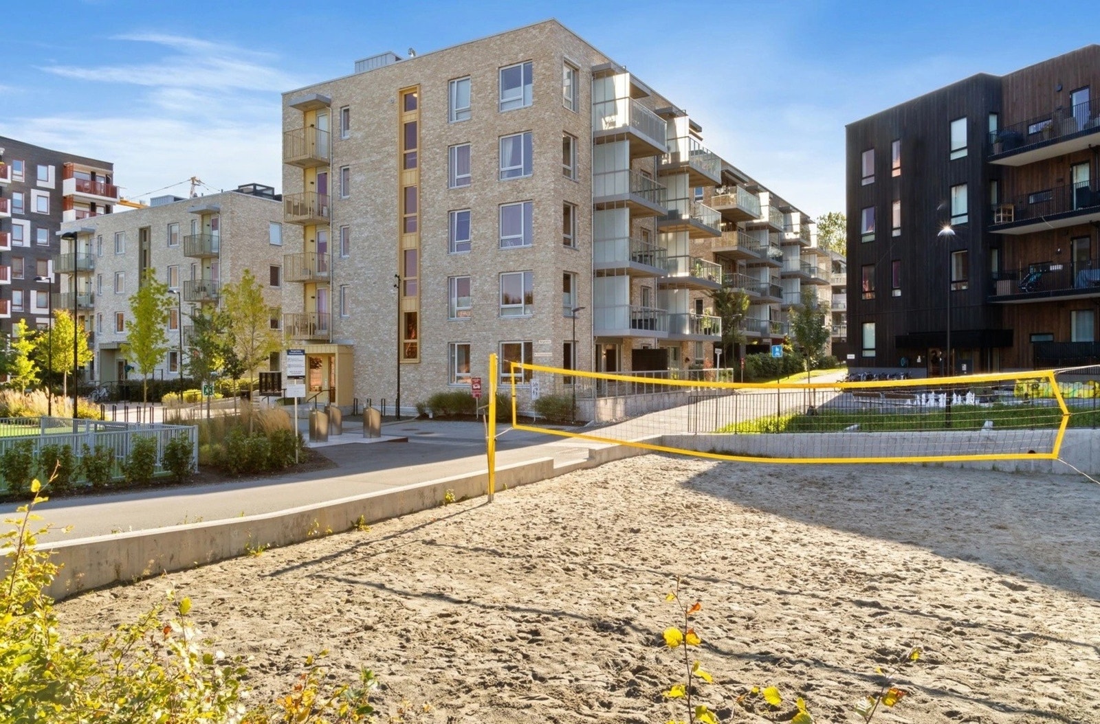 Volleyballbanen islegges og er en fin skøytebane om vinteren Galleribilde