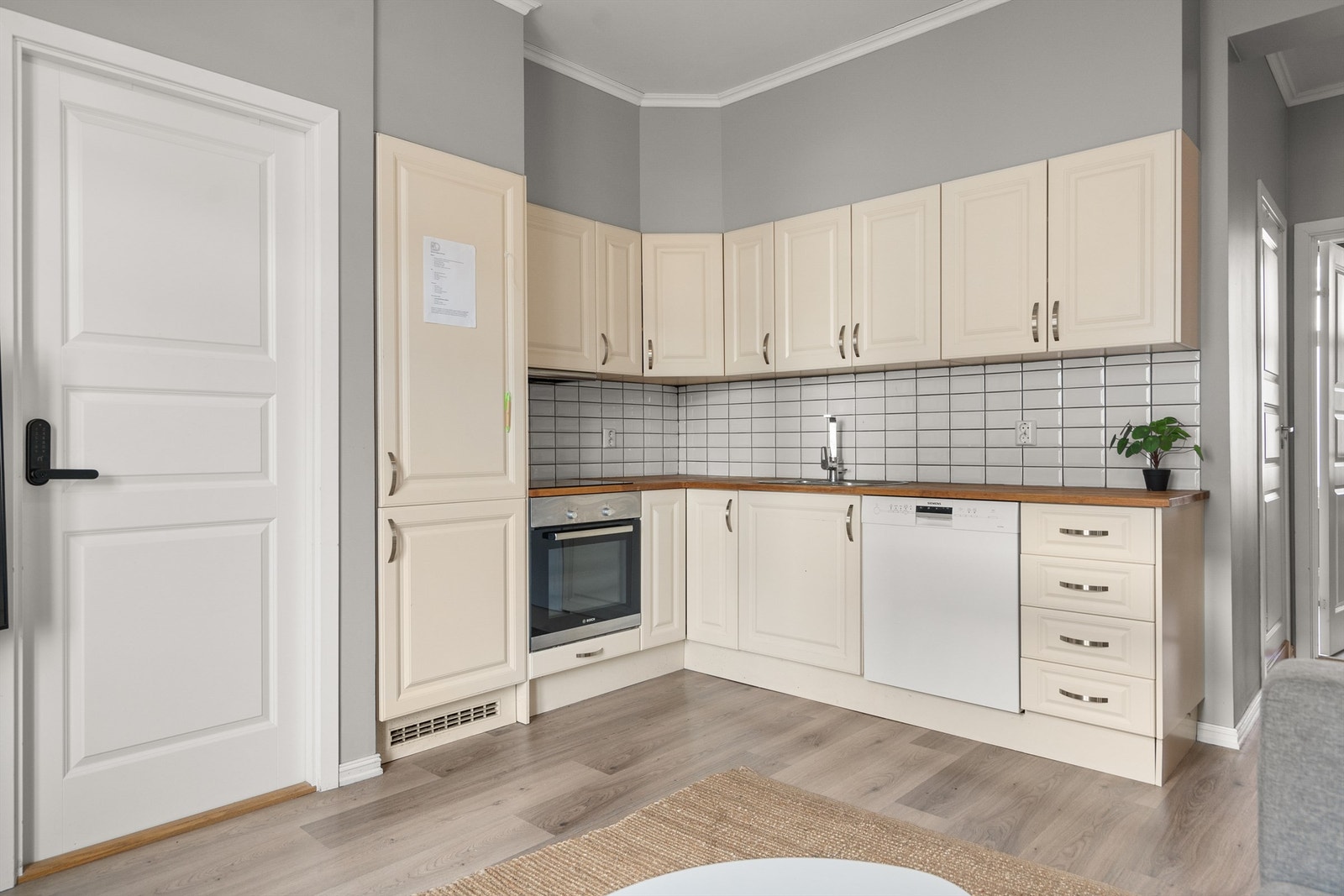 Kjøkkenet er i en åpen løsning med stuen Galleribilde