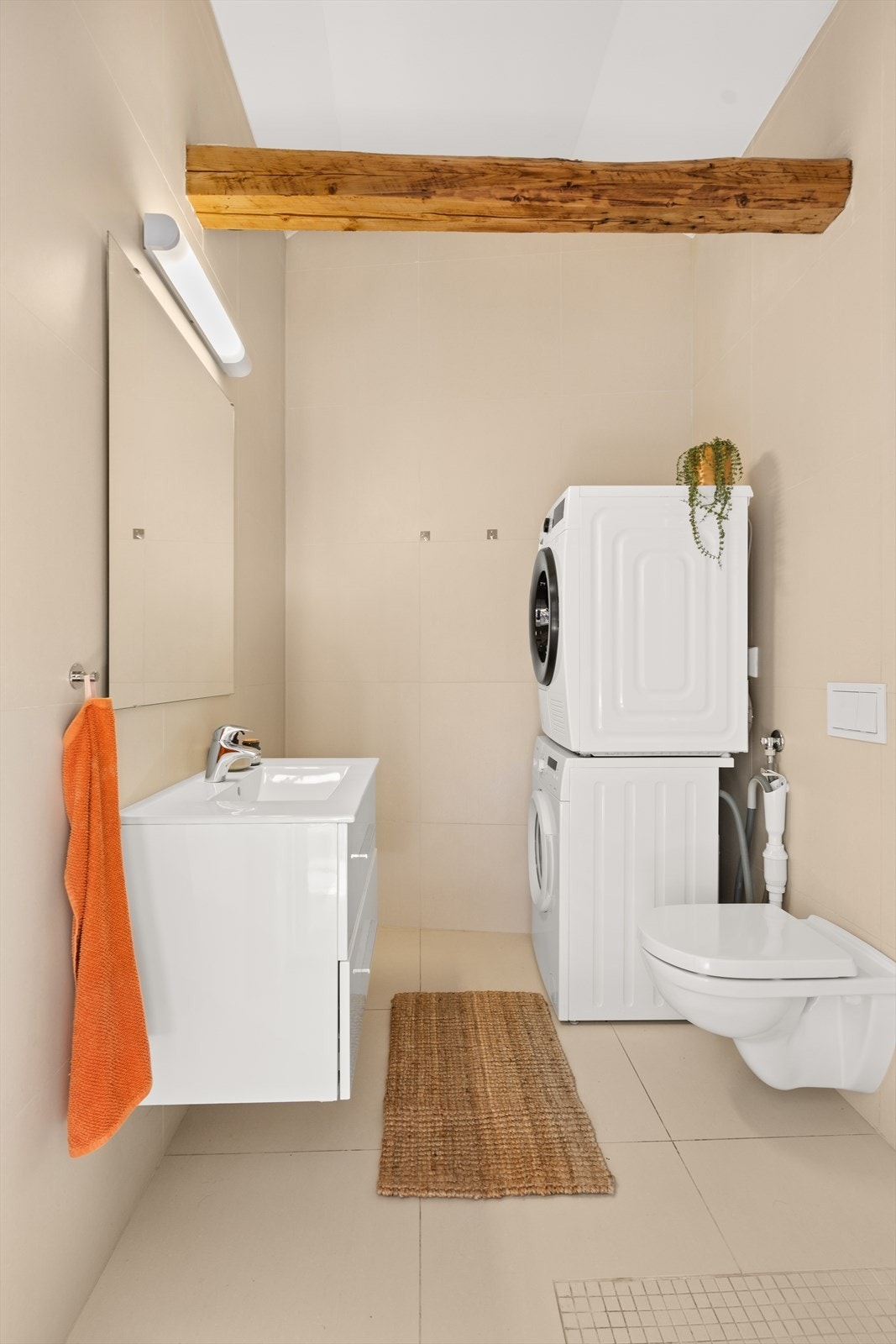 Lekkert bad med opplegg for vaskemaskin Galleribilde