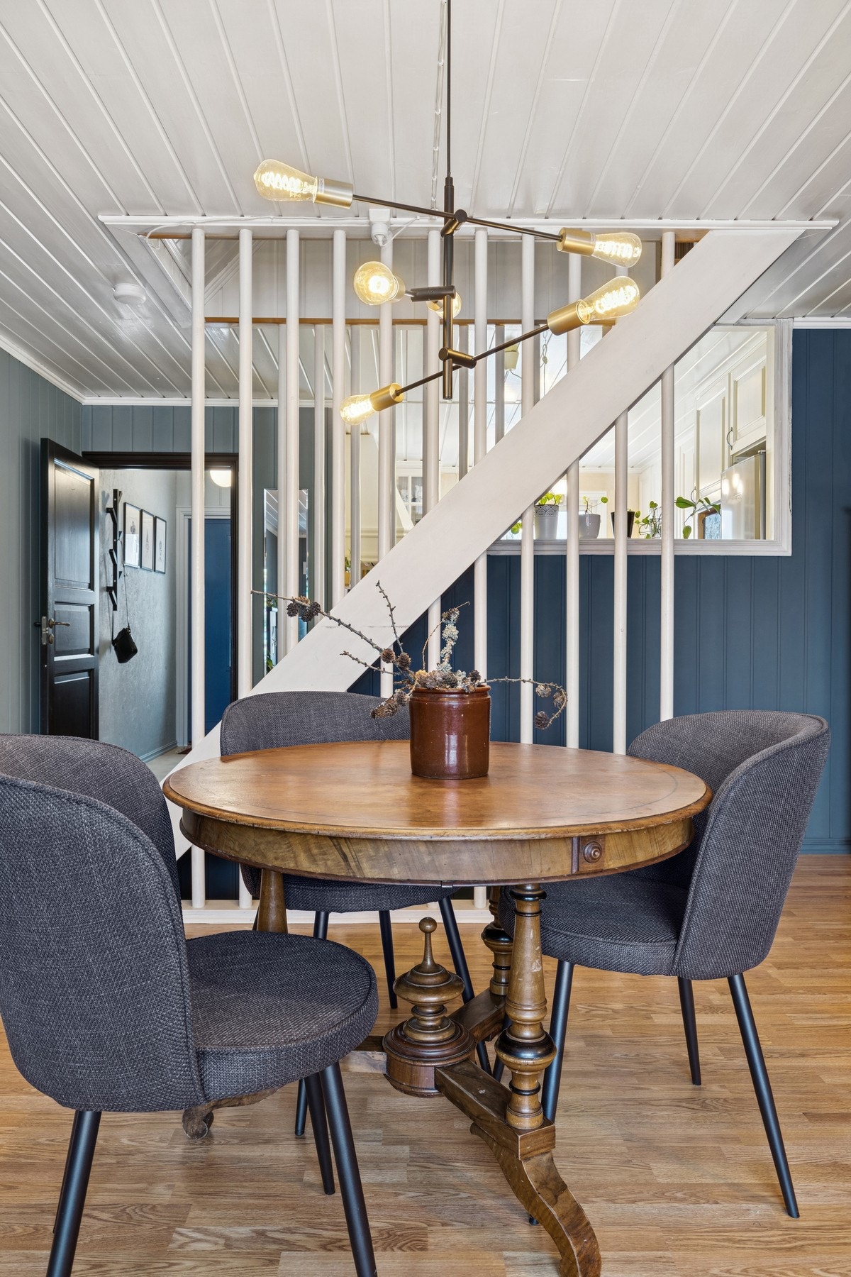 Spisestuen i midten av stuen gjør sammenkomstene til en naturlig midtpunkt. Galleribilde