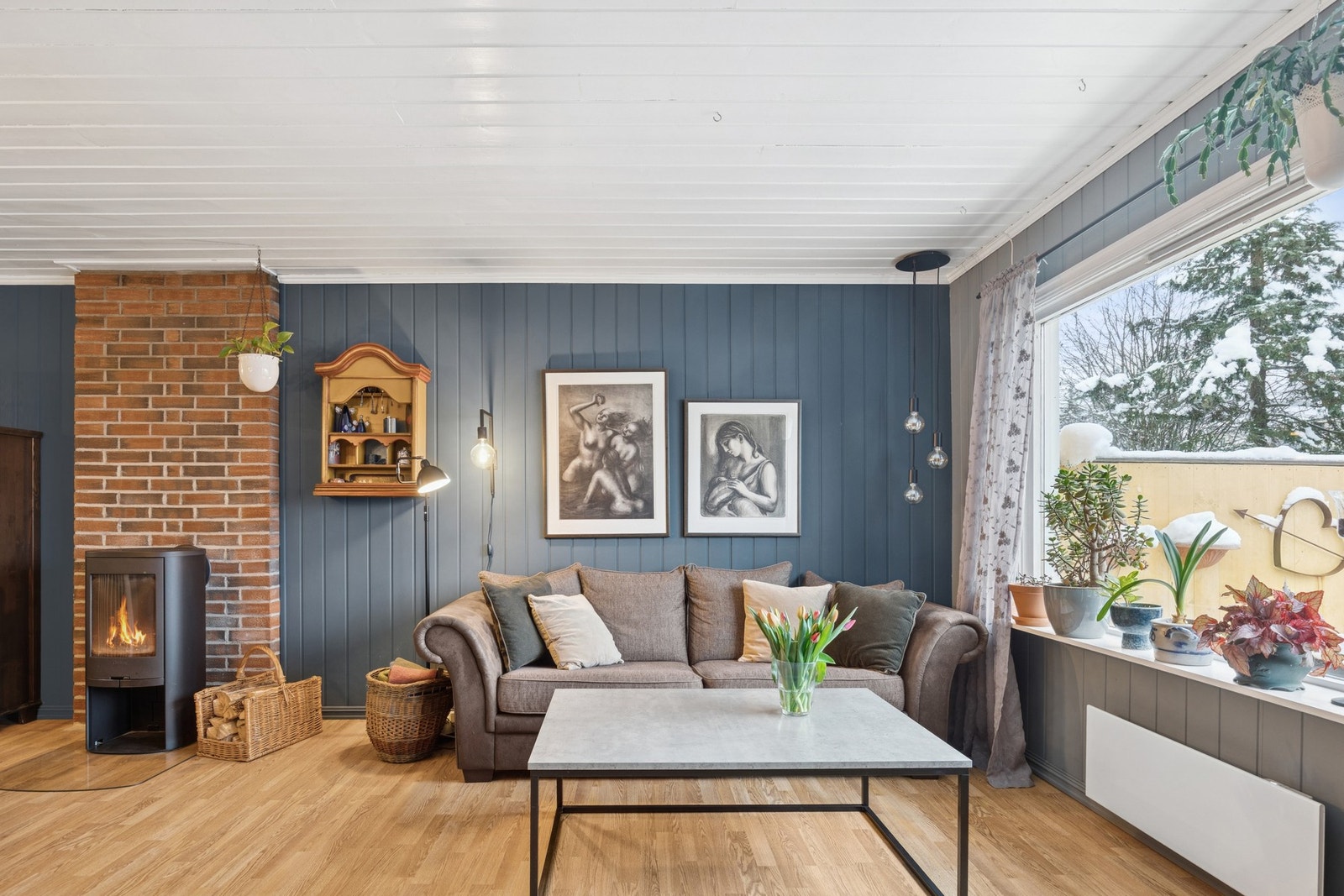 Stue med plass til både sofagruppe og øvrig møblement, med store vindusflater som slipper inn med naturlig lys. Galleribilde