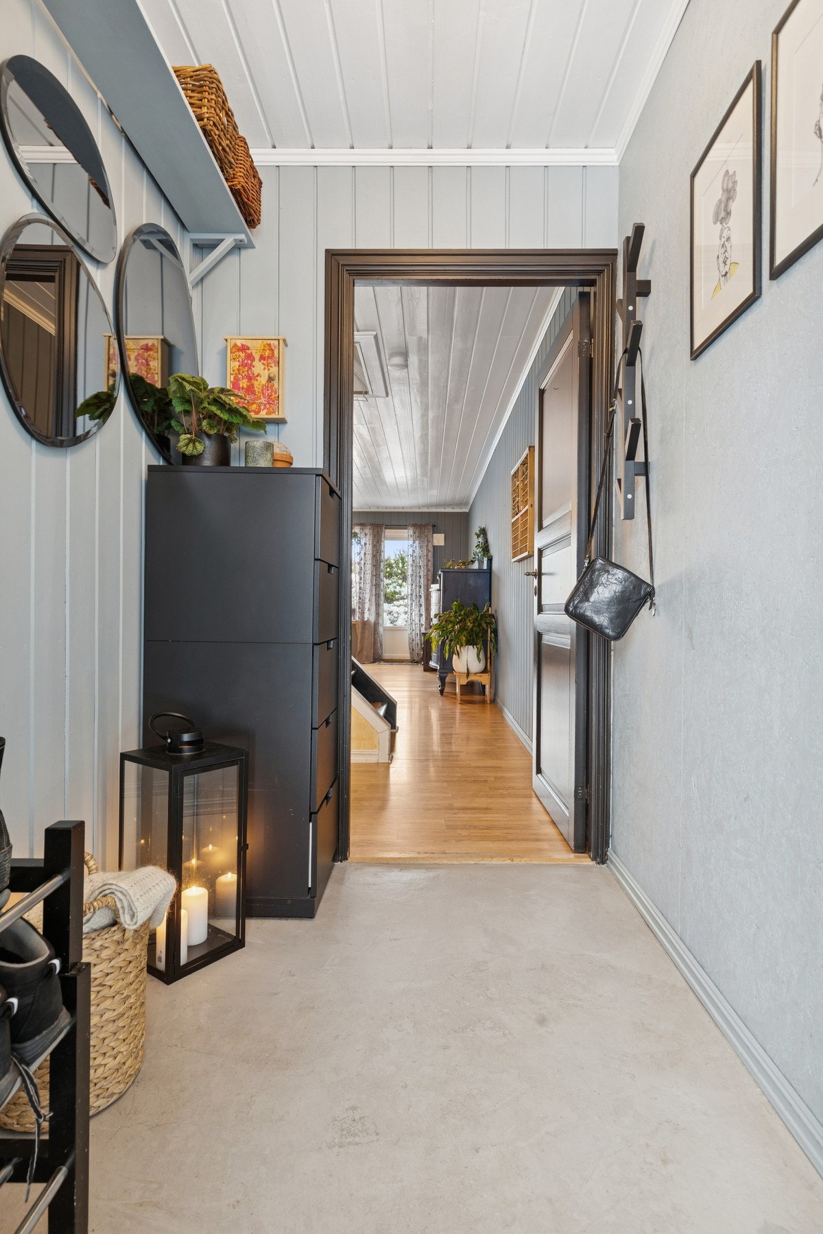 Boligen ønsker deg velkommen inn med med en innbydende entré med plass til garderobeløsning. Galleribilde